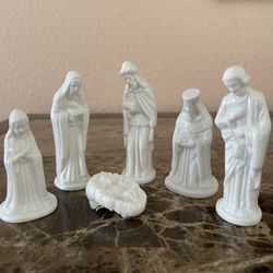 Vintage Nativity, 6 piece porcelain set, excellent condition, original price tag of $10 each still intact on the bottom of each piece