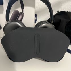 Apple AirPod Maxes