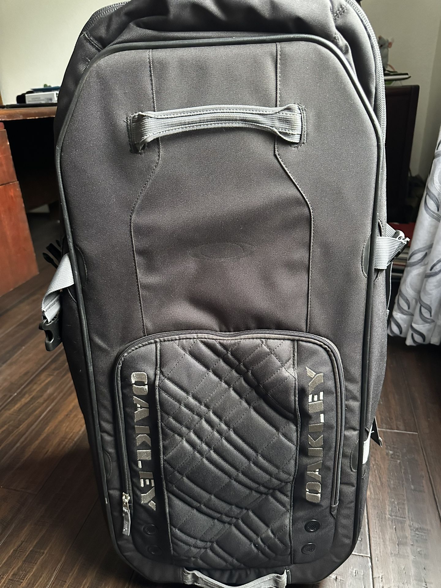Oakley Suitcase Check bag 