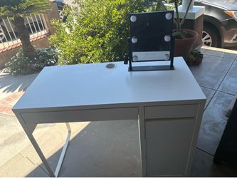 White desk/vanity