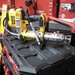 DEWALT 20V MAX CORDLEES GREASE GUN (TOOL ONLY)
