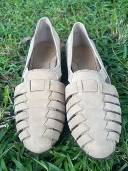 Leather Bass Colleen Hemp huarache-style loafers are a women's size 7.5M.   Preowned Good condition   These tan shoes have a woven leather upper and a