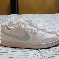 Brand new Nike Cour Bourrough 5.5 y