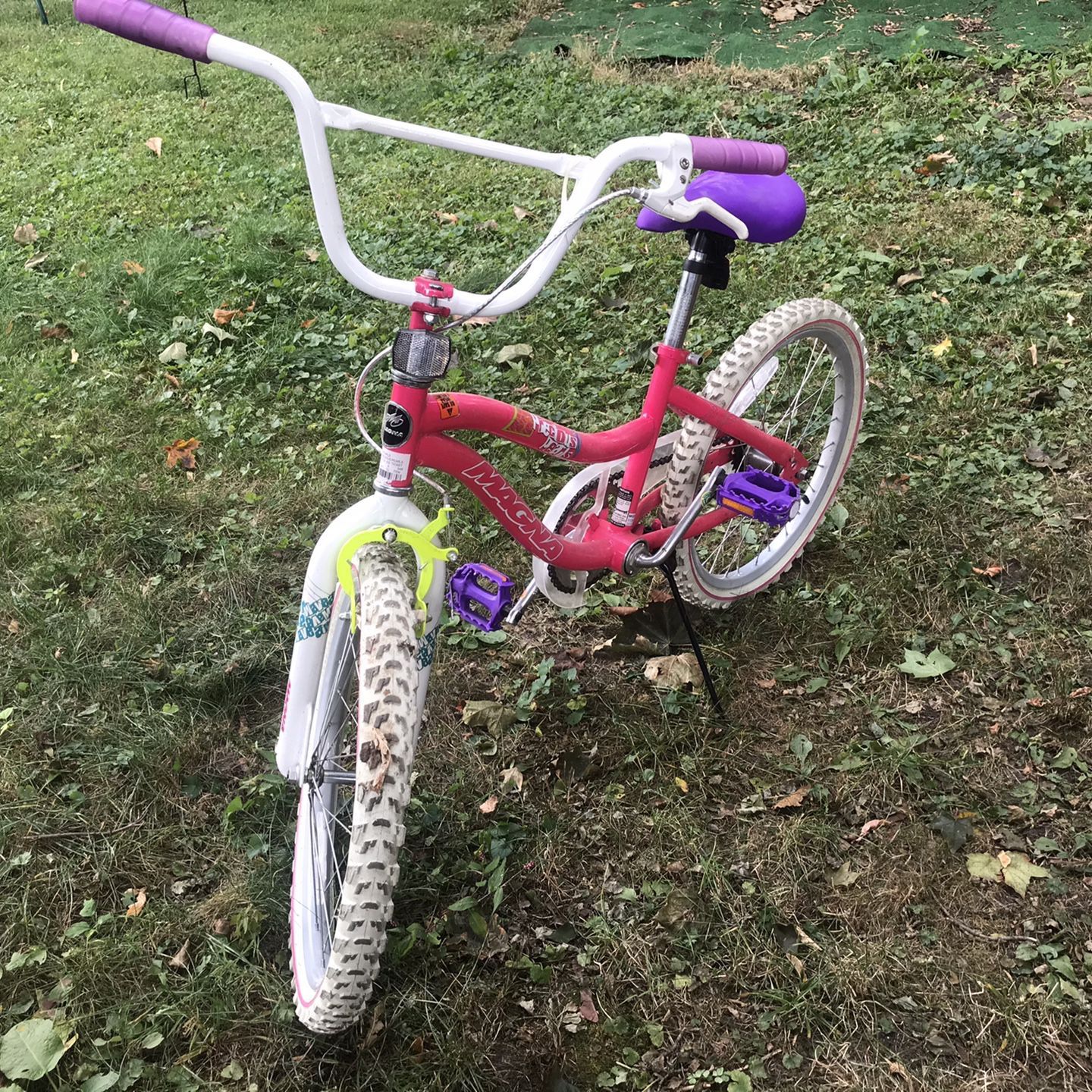 Bike- Magna Precious Pearls 20 in. pink- Like New
