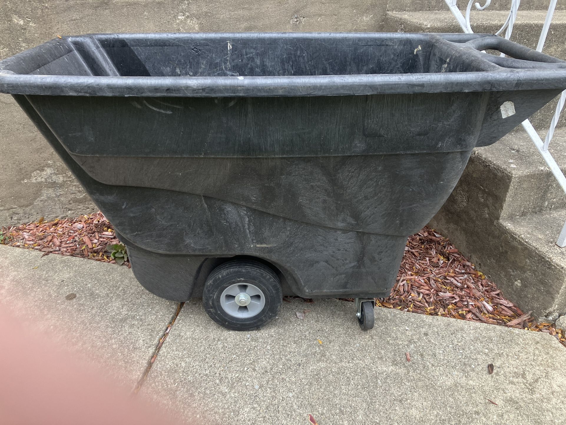 Rubbermaid 1/2 Yard Gondola Tilt Cart dumpster