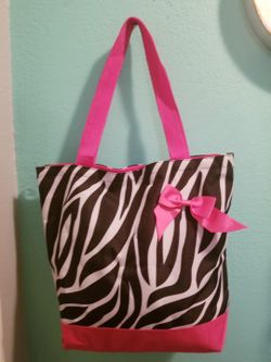 Zebra print Tote Bag With Zpper..Size med.. Very cute!!