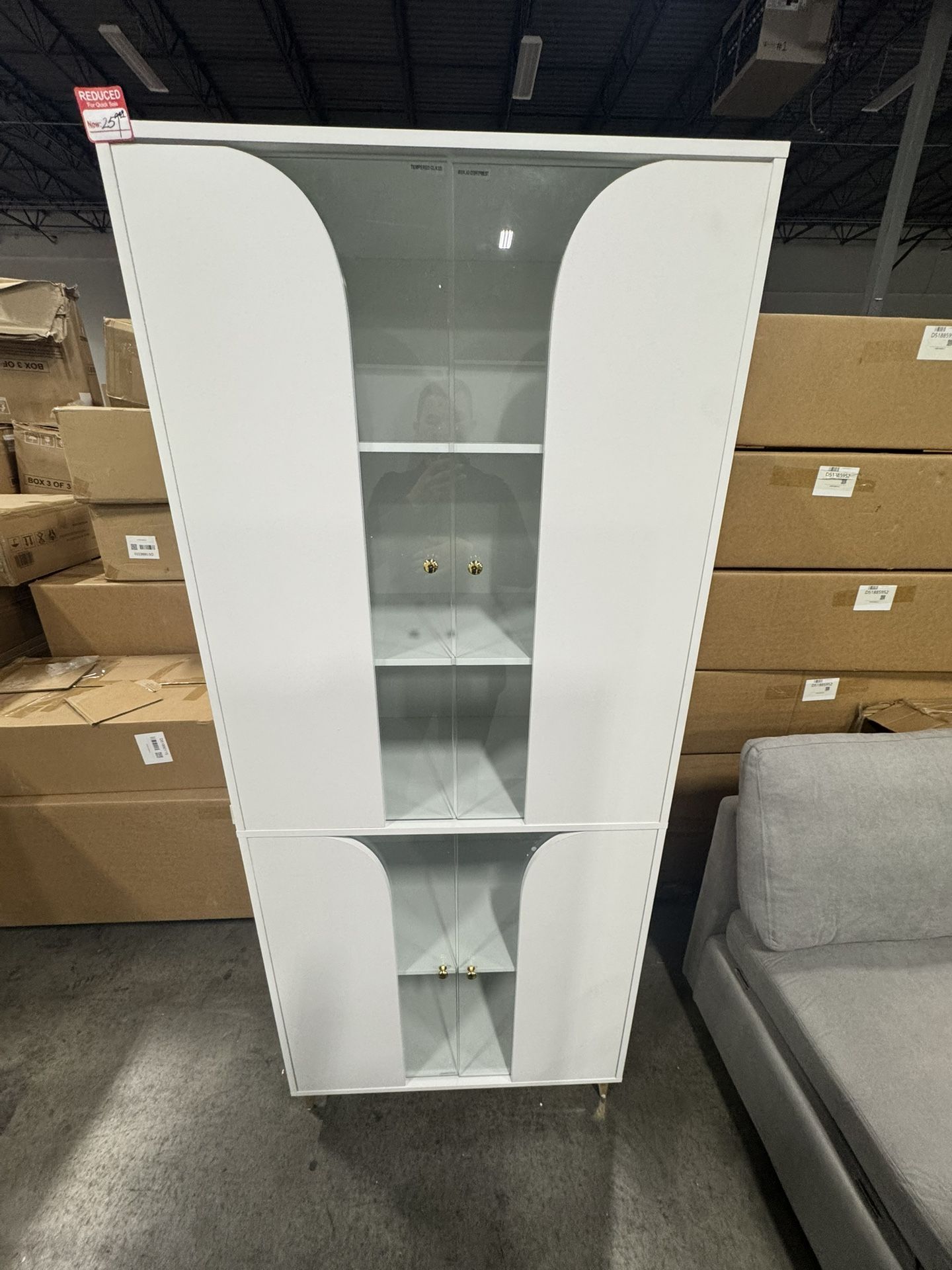 White Display Shelves With Glass Doors (2.2) Estantes de exhibición blancos con puertas de vidrio