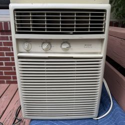 Frigidaire Gallery Large Window Air Conditioner (12000 BTU) 