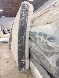 💥King mattress Tempurpedic ProAdapt firm 1.0 💥 financing available