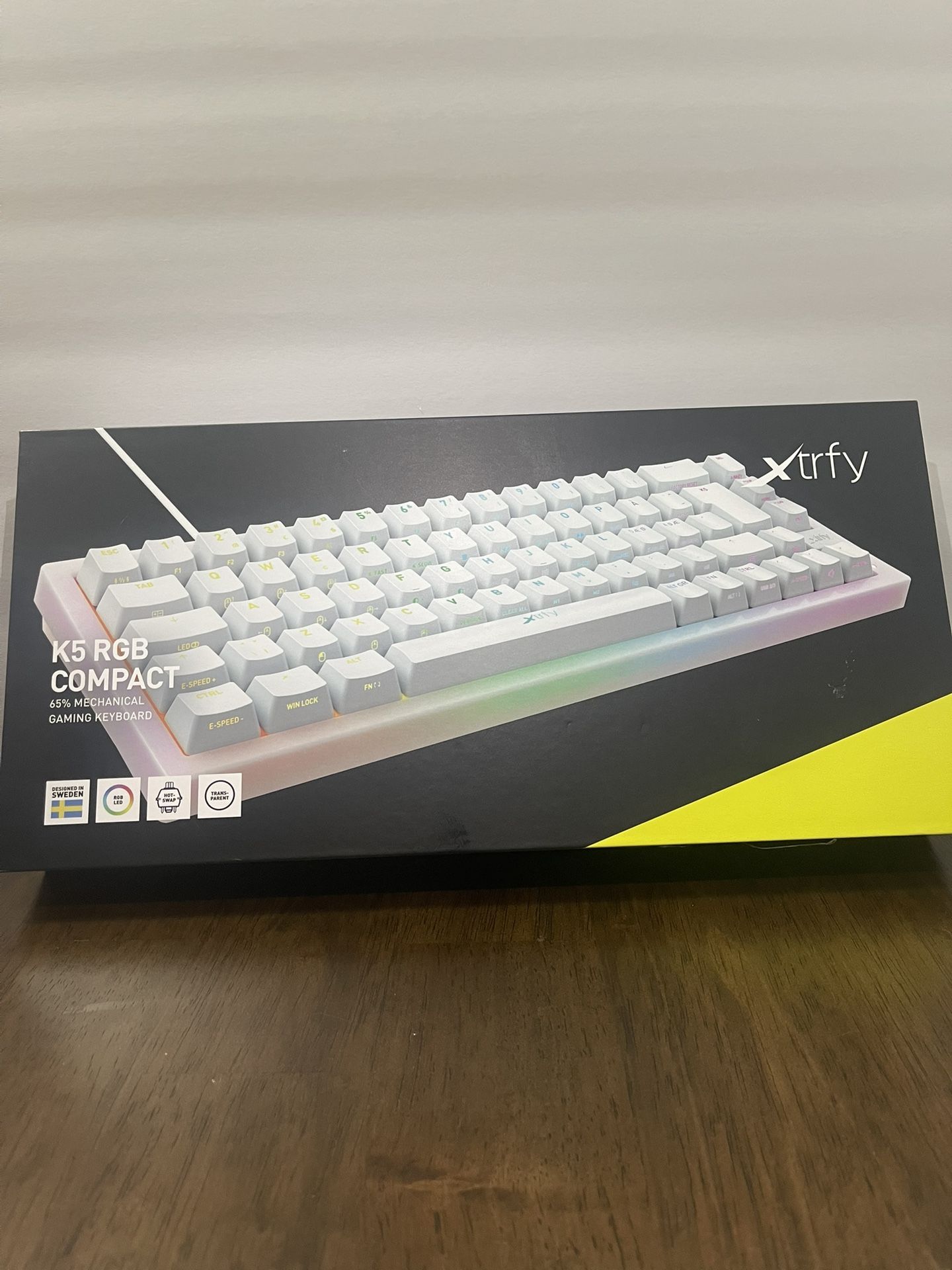 Gaming Keyboard - Xtrfy K5 Hotswap Prebuilt Kailh Red - 65% - White - RGB