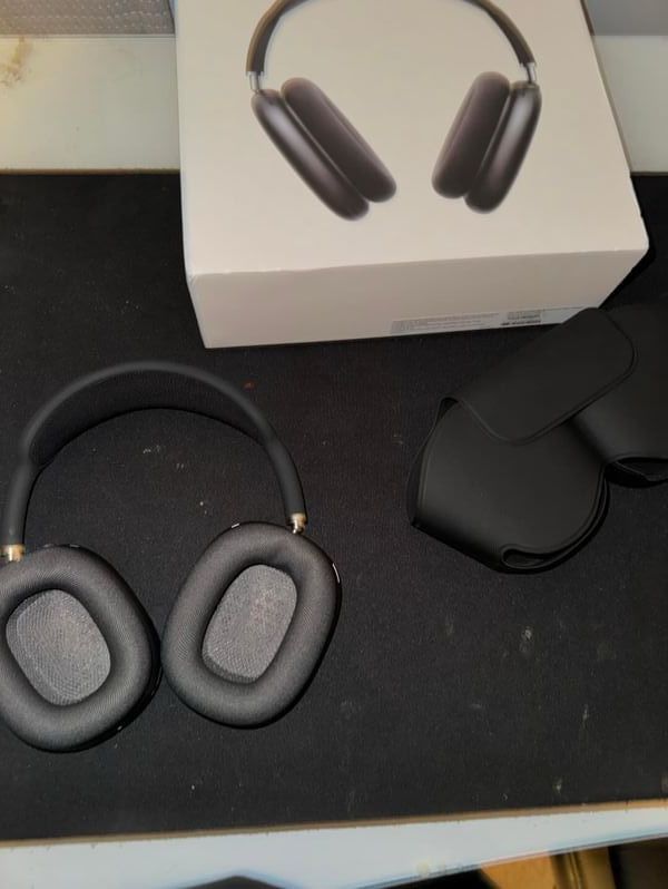 Apple AirPods Max in Space Gray