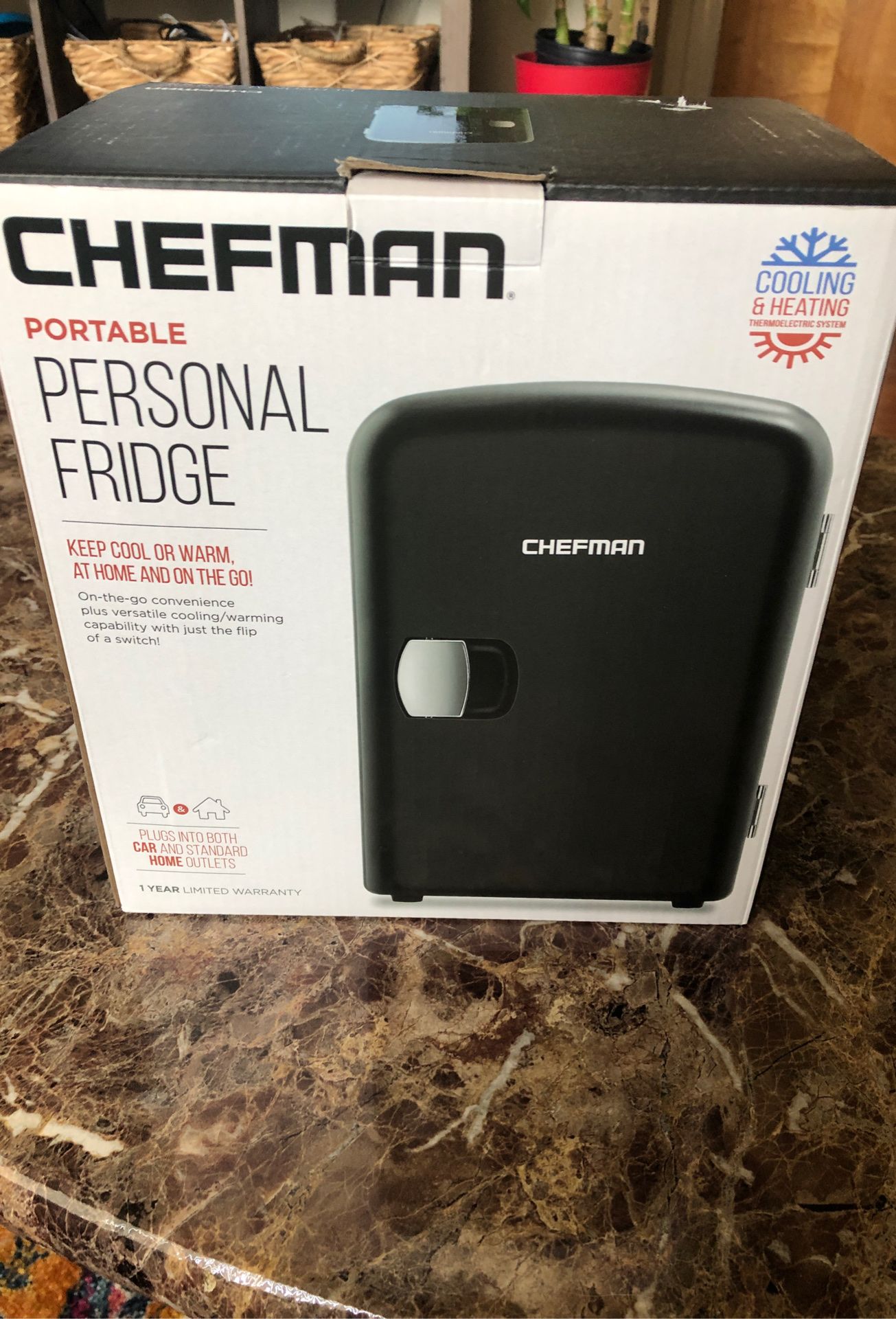 Chefman mini fridge ( new)
