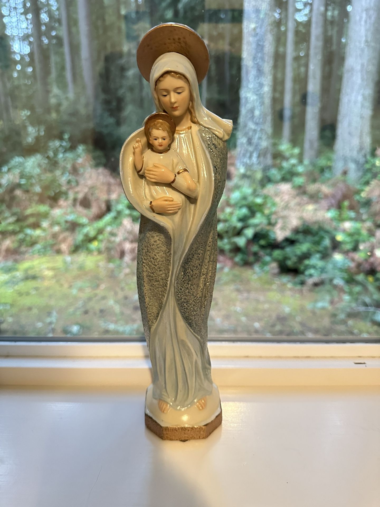 Statue Of mother Mary and Baby Jesus