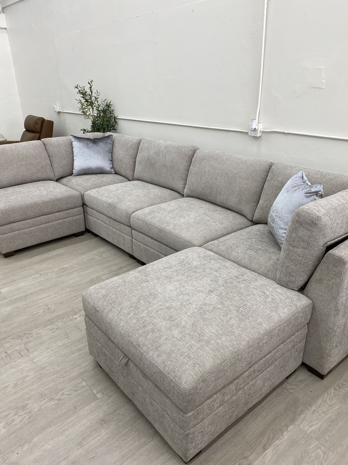 Thomasville Tisdale Modular Sectional Couch 6-piece Beige with Storage Ottoman