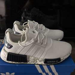 NEW ADIDAS NMD_R1 Size 8 Women’s