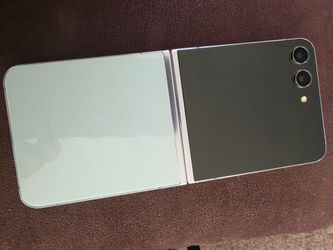 Samsung flip 5 Mint Green w/3cases