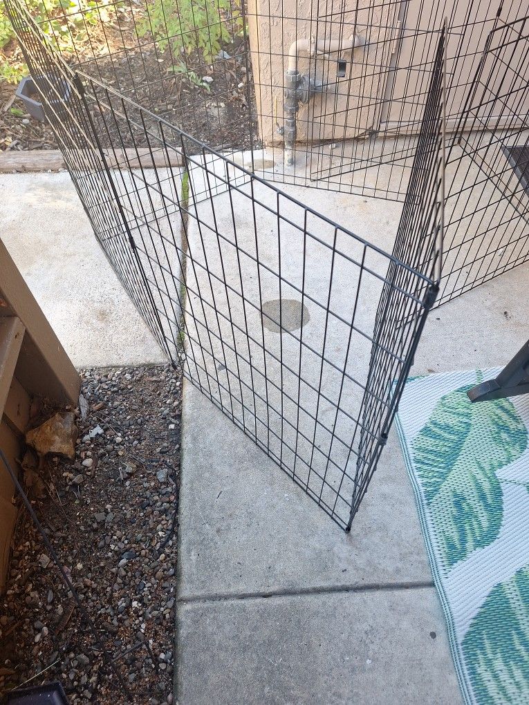 Portable Pet Fence.  16 Feet Long, 30 Inches Tall