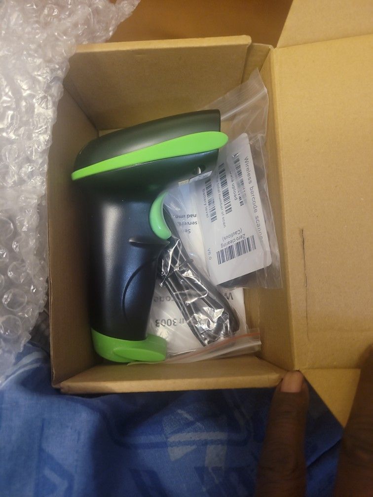 Eyoyo 2D Bluetooth Barcode Scanner Wireless, 2500mAh Handheld Cordless USB Wired QR Bar Code Reader for Library, Warehouse Inventory Compatible with i