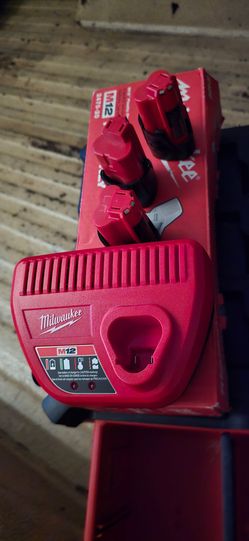 Milwaukee M12 pvc cutter, 3 batteries and charger