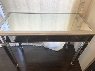 Mirrored vanity table