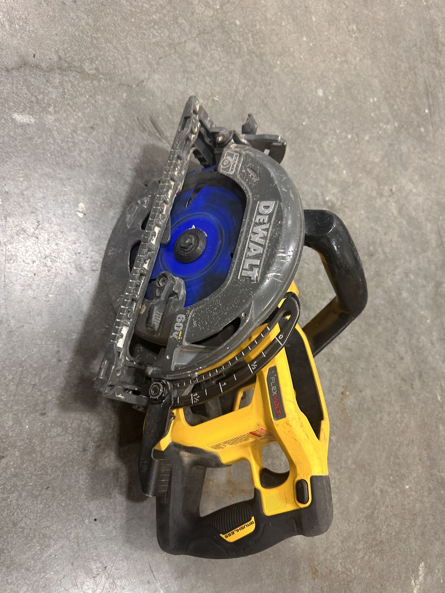FLEXVOLT 60V MAX Cordless Brushless 7-1/4 in. Wormdrive Style Circular Saw (Tool Only)