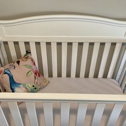 Beautiful Crib & Crib Mattress + Sheets