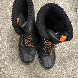 Boys boots size 5
