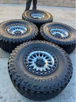 New KMC rims 17x8.5 6 lugs 6x139.7 and 35 inch tires