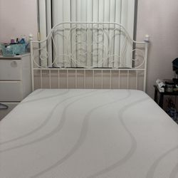 White full size-bed frame/mattress 