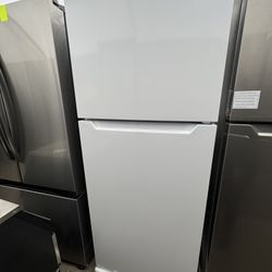 Frigidaire Refrigerator In White 🐣🐇