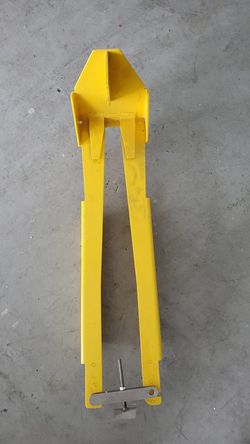 Lower unit engine lock