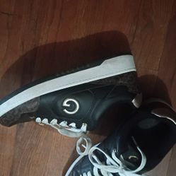 Shoe's Black And Gold 