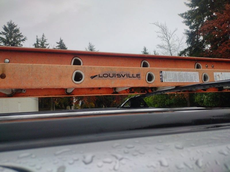 28' LOUISVILLE FIBERGLASS LADDER 