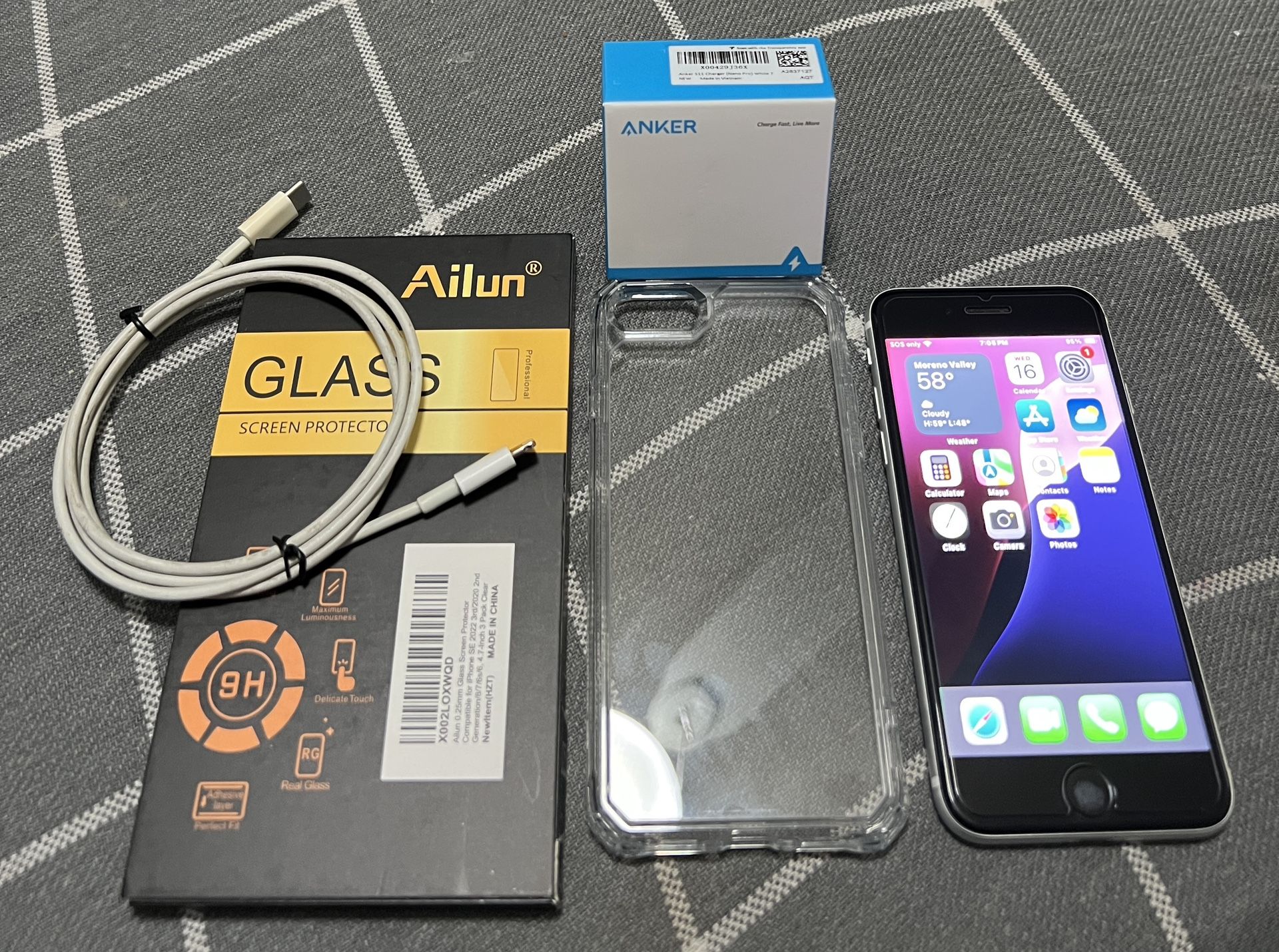 Iphone SE 2020 256gb Unlocked Bundle.