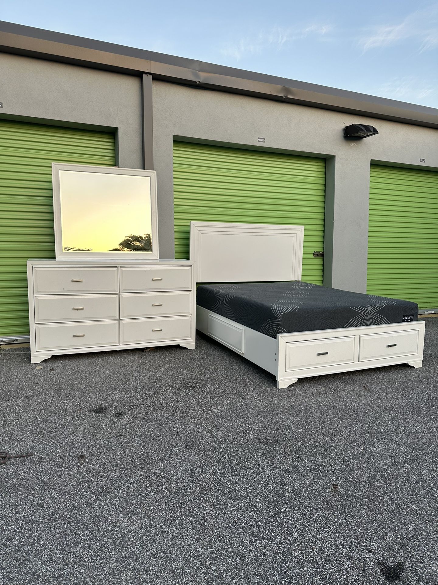 Queen bedroom srt (FREE DELIVERY AND SETUP)