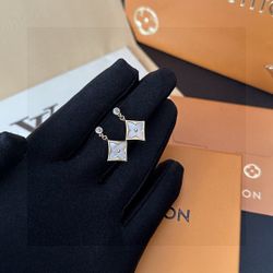 A fashionable and classic stud earrings