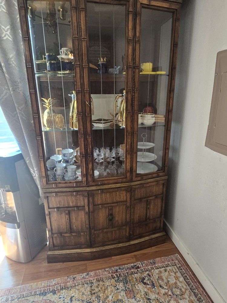 China Cabinet Very Good With Turn Light 