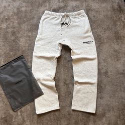 🔥 FEAR OF GOD ESSENTIALS SWEATPANTS – LIGHT OATMEAL – SIZE XL (NEW)