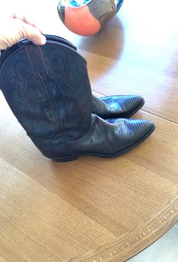 Beautiful size 9 female cowboy boots