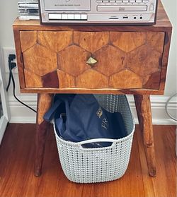Mango Wood Honeycomb-Pattern Side Table/Nightstand with Drawer
