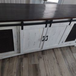 Beautiful Farmstyle Tv Stand/Console Table 