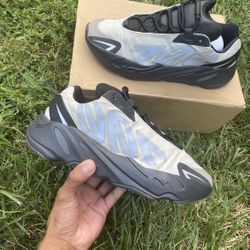 Yeezy Boost 700 MNVM ‘Bone’