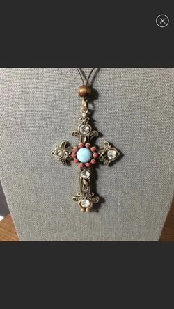 Cross pendant necklace