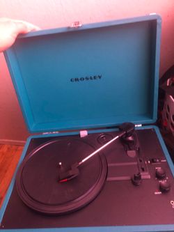 CROSLEY Suitcase Record Player & 2 Vinyl Records