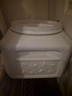 Dog food container
