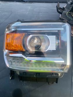 2015 GMC DENALI HEAD LIGHT ( PASS. SIDE)