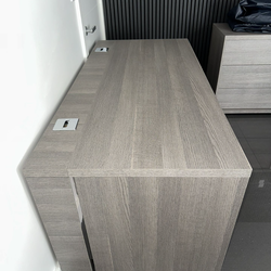 El Dorado Tivo Gray Desk Like New $450 pickup near sw 137 ave and 8 st Escritorio de oficina en perfectas condiciones