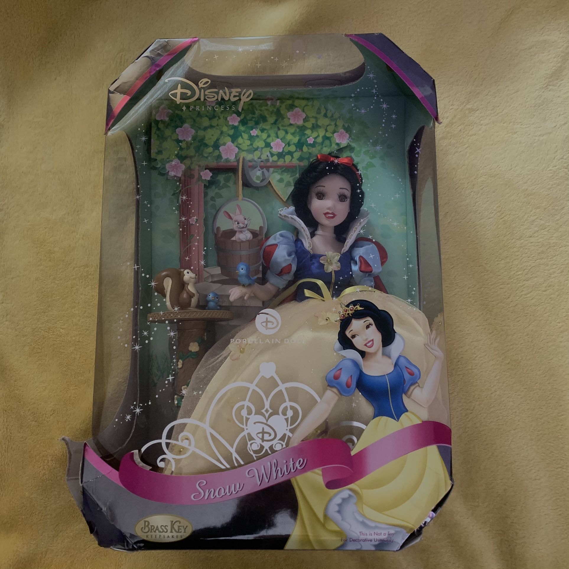Disney Snow White Porcelain Doll Brass Key Keepsake 2007 w