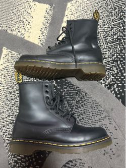 Black dr. Martens 7w/ 5.5y
