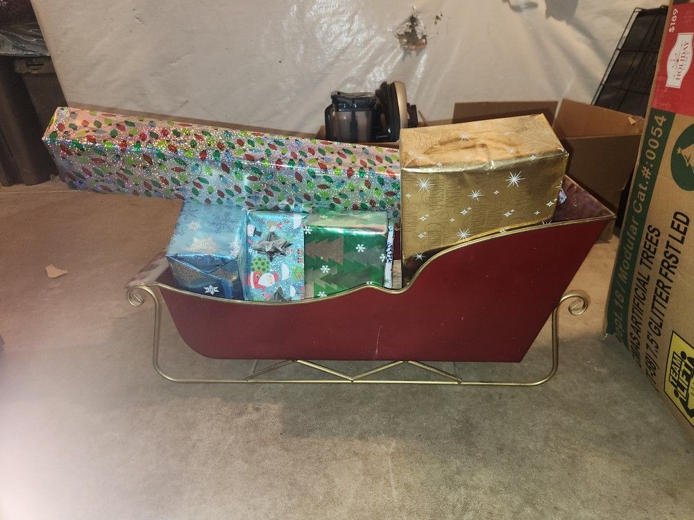 Decorative Santa Slay With Wrapped Gifts